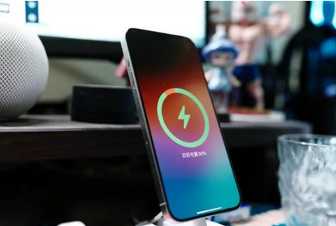 久治苹果15换屏服务分享用什么充电器给iPhone15充电更好 